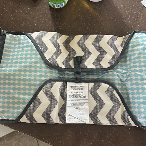 Skip hop diaper changing on the go. With wipe container - Picture 3 of 6